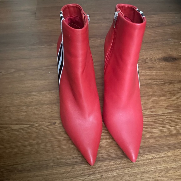 Steve Madden Sexy Sleek Boot. - Picture 2 of 4